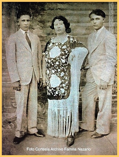 Doña Ana Noriega Calder junto a Pin y Coyo